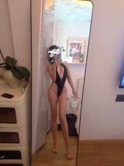 可爱甜妹穿情趣上衣很欲