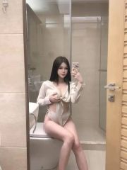 体验湿滑的服务型尤物