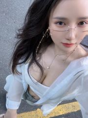 混血眼镜妹爱丽丝