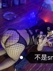 前凸后翘的少妇