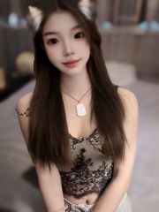 舔着妹妹一线天时她很敏感一直扭动